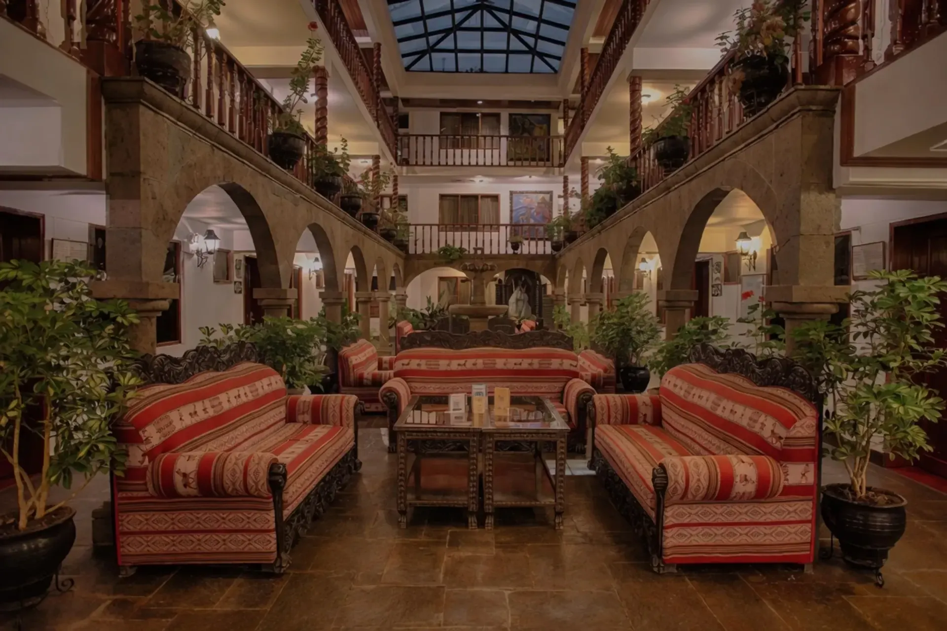Intérieurs coloniaux et chaleureux du Munay Wasi Inn à Cusco, invitant à découvrir nos offres et forfaits actuels