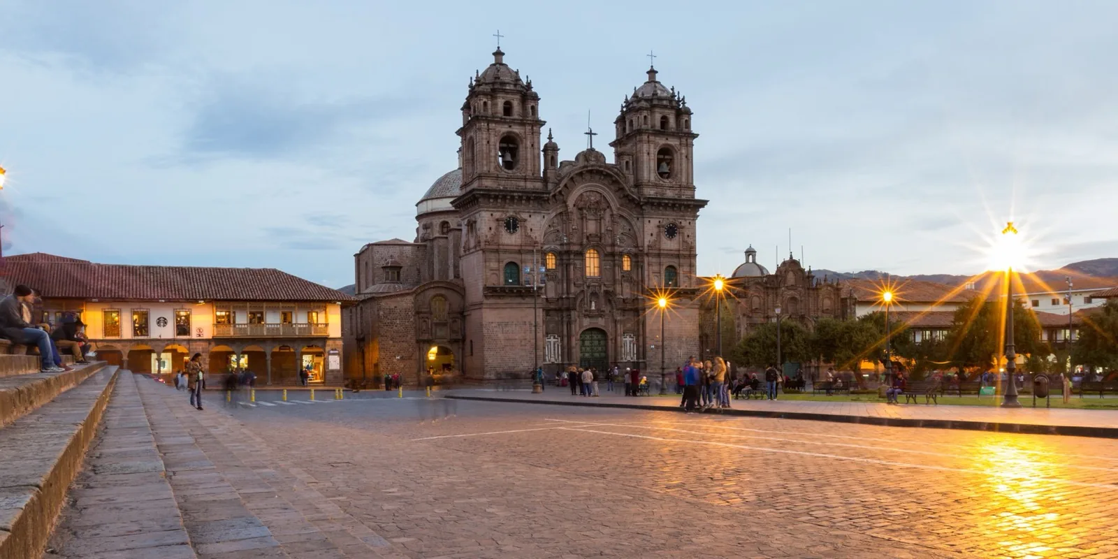 Plaza de Armas de Cusco à l’heure dorée, avec la façade de la cathédrale, les pavés et l’éclairage, près du Munay Wasi Inn.