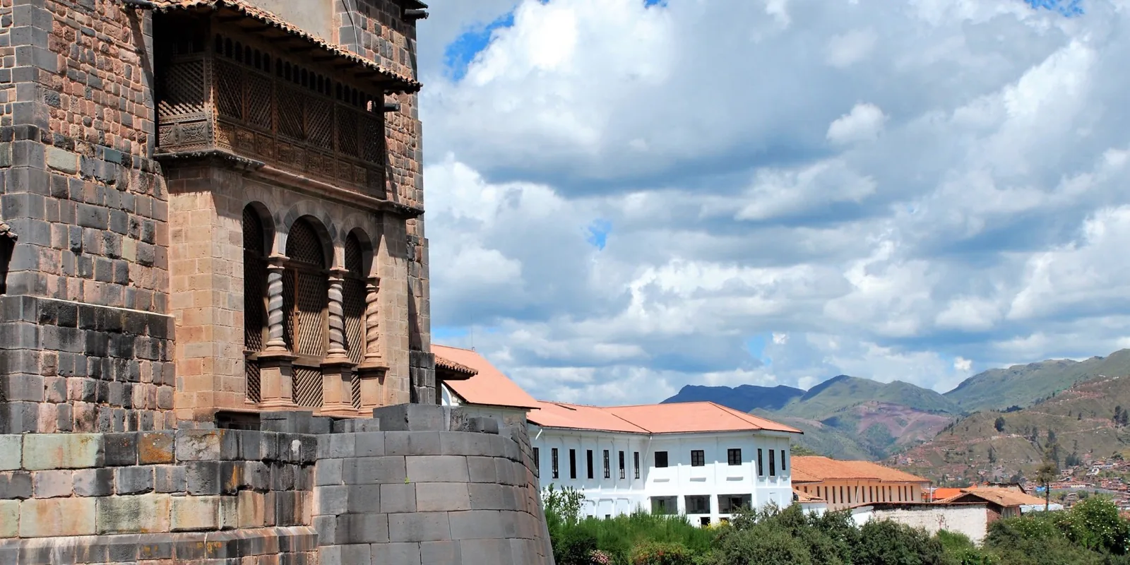 Qorikancha à Cusco : murs de pierre inca et balcon colonial dominant la ville et les collines.