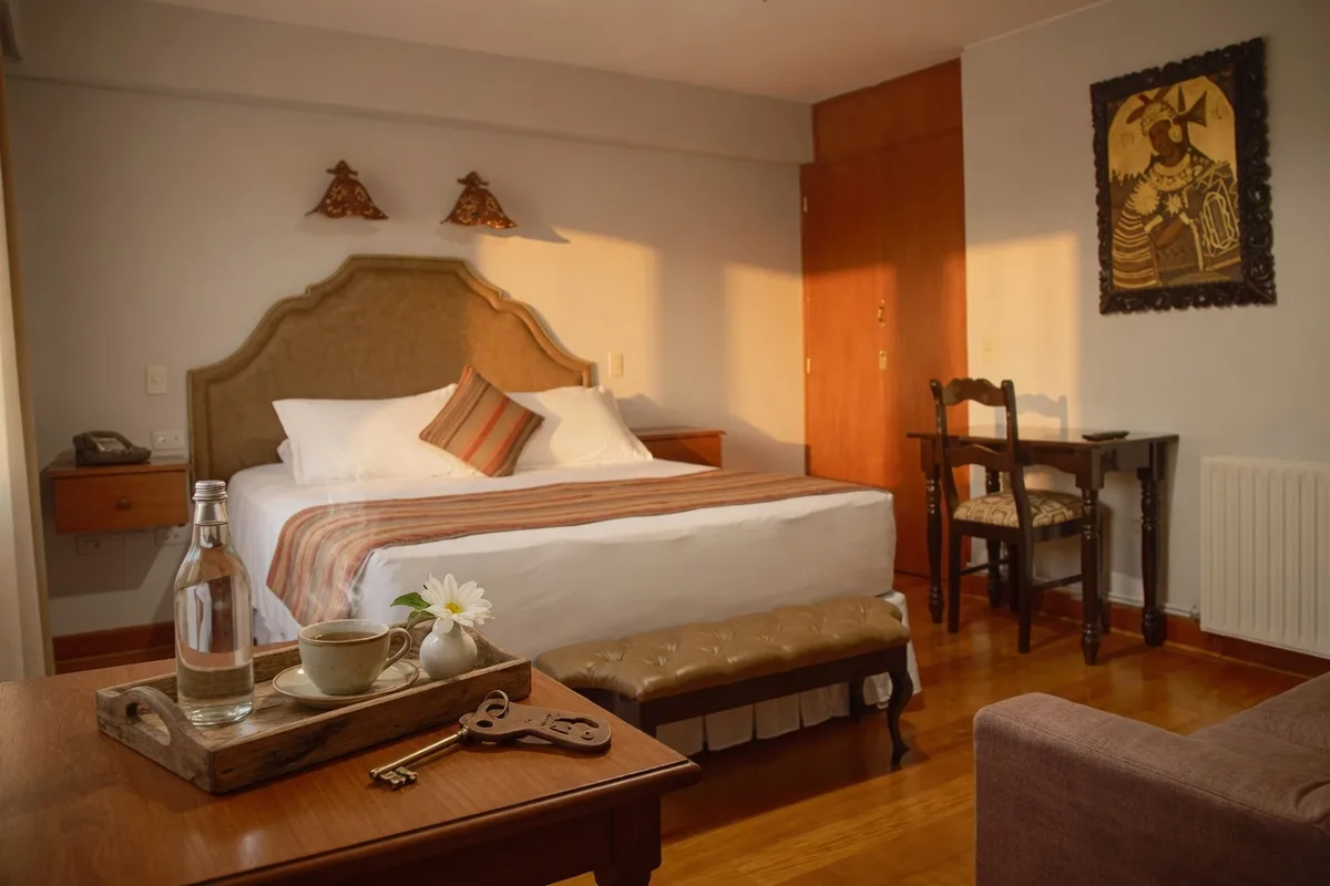 Chambre coloniale prête pour l’arrivée au Munay Wasi Inn avec détails de bienvenue pour les réservations web directes